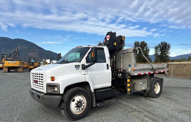 Camión grúa GMC C6500 4x2 2009 con grúa articulada Hiab 099 de 4,9 t (10.900 lb) — Columbia Británica, Canadá
