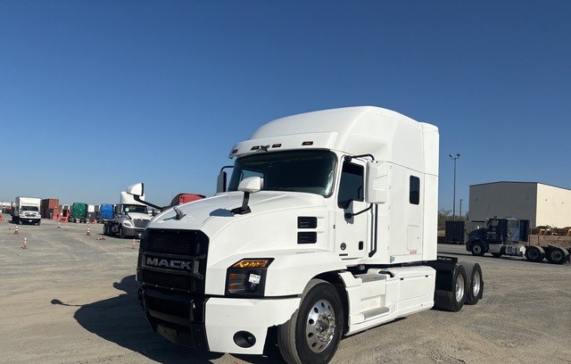 Tractocamión Mack Anthem 6x4 con dormitorio y litera 2023 — California, EE.UU.