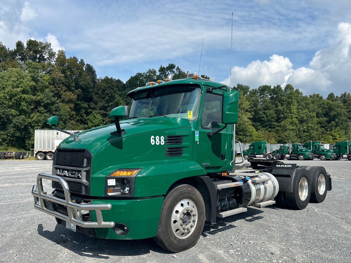 Tractocamión Mack Anthem AN64T 2024 — Camiones de Cama y Chasis