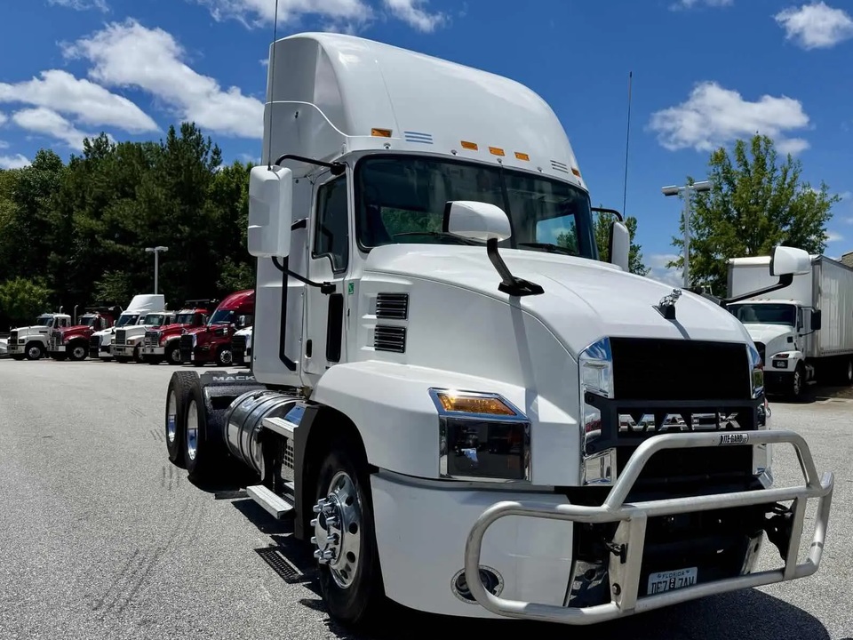 Tractocamión Mack Anthem AN64T 2022 — Camiones de Cama y Chasis