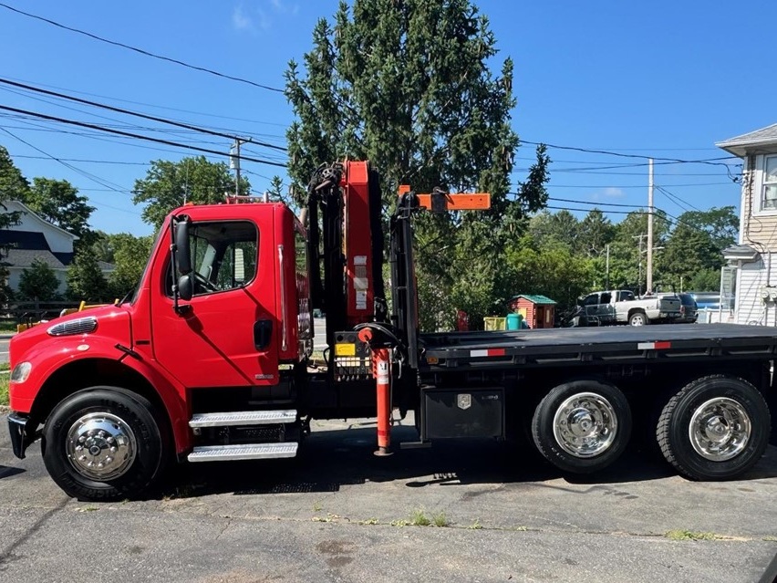 Camión grúa articulada Palfinger PK9001 sobre Freightliner M2 106 – 2006 — Camiones con Pluma