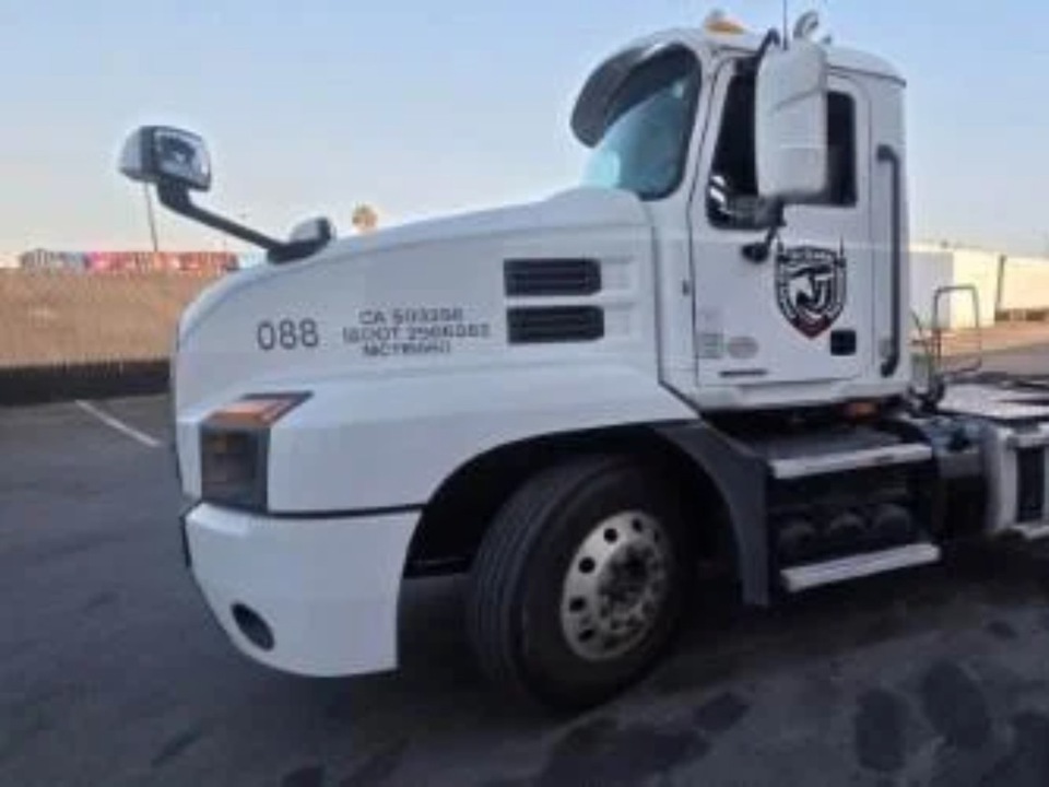 Tractocamión Mack Anthem 64T 2023 — Camiones de Cama y Chasis