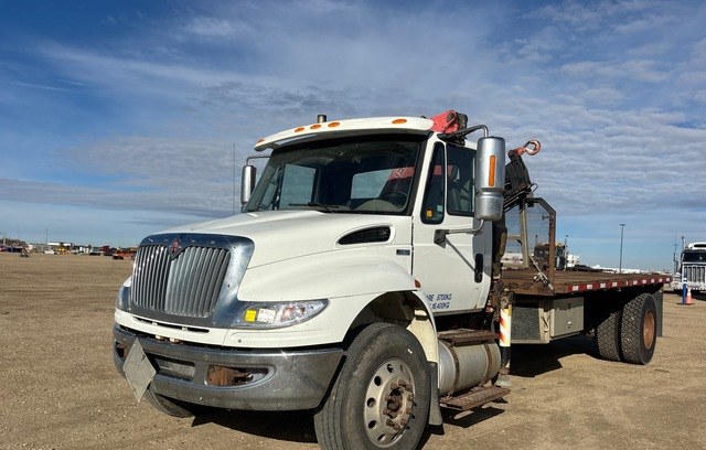 Camión grúa International DuraStar 4300 4x2 2012 con grúa articulada Fassi F80A — Alberta, Canadá