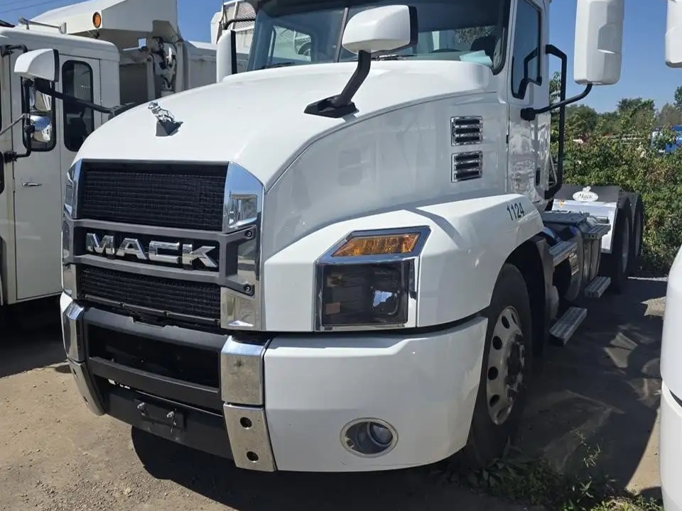 Tractocamión Mack Anthem 64T 2022 — Camiones de Cama y Chasis
