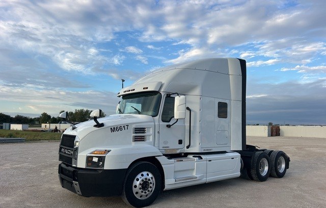 Tractocamión Mack Anthem 6x4 con dormitorio alto 2022 — Illinois, EE.UU.