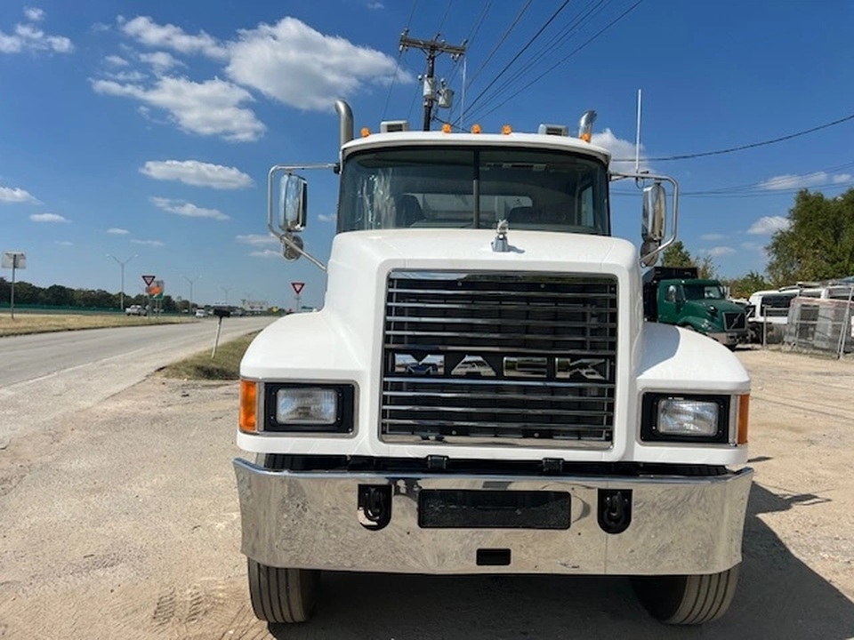 Tractocamión Mack Pinnacle CH613 2022 — Camiones de Cama y Chasis