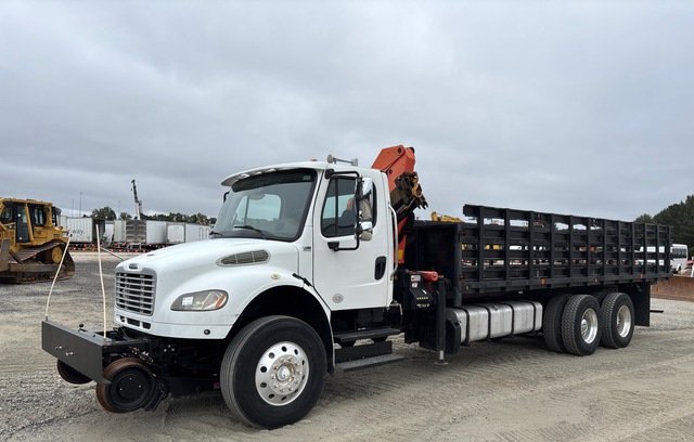Camión plataforma con grúa Freightliner M2 106 2015 — Georgia, EE.UU.