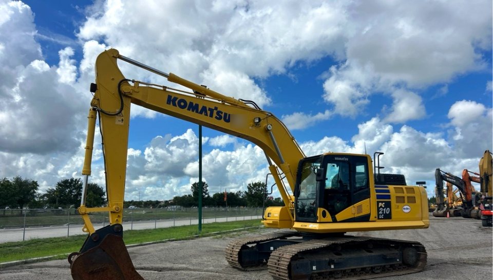 2022 Komatsu PC210LC-11